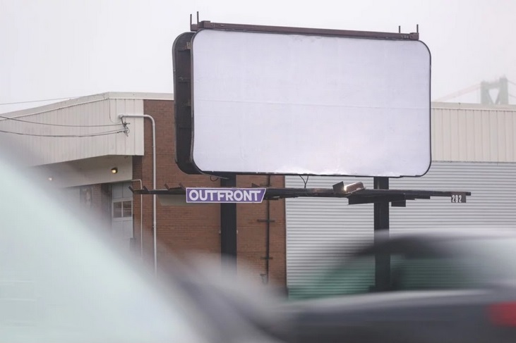 Biele billboardy