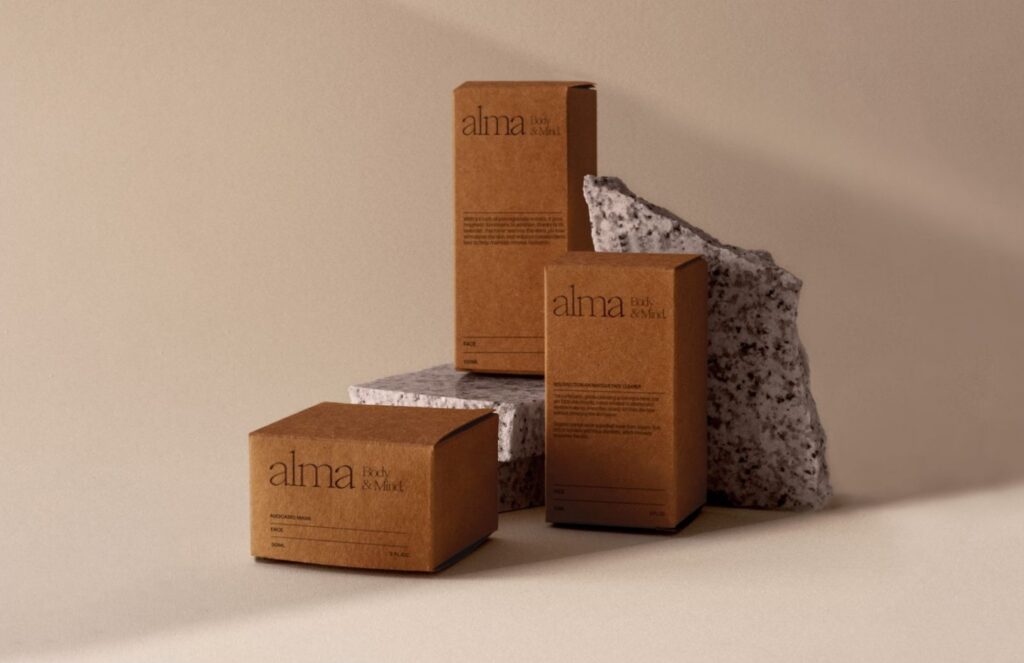 minimalistické produktové krabice vyrobené z kraftového papiera