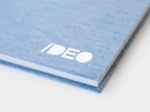 Detail modrej pevnej väzby diára A5 s bielym logom