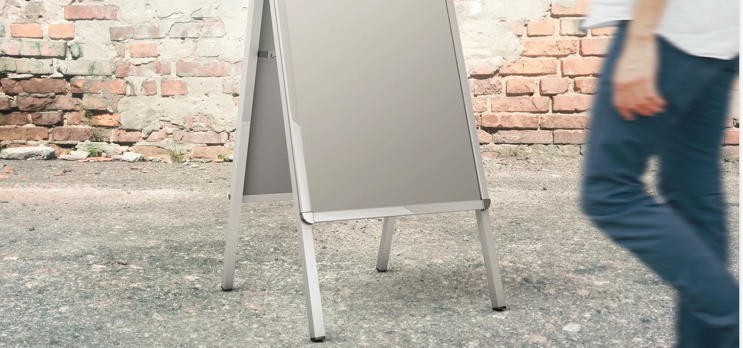 Reklamné áčko umiestnené vonku pred budovou