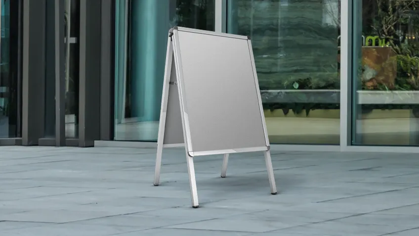 Hliníkové reklamné áčko umiestnené v interiéri