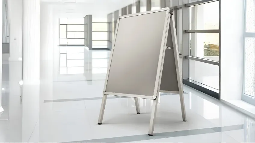 Reklamné áčko umiestnené vonku pred budovou