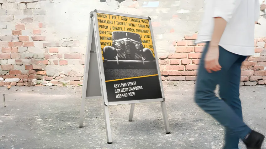 Hliníkové reklamné áčko s plagátom umiestnené vonku