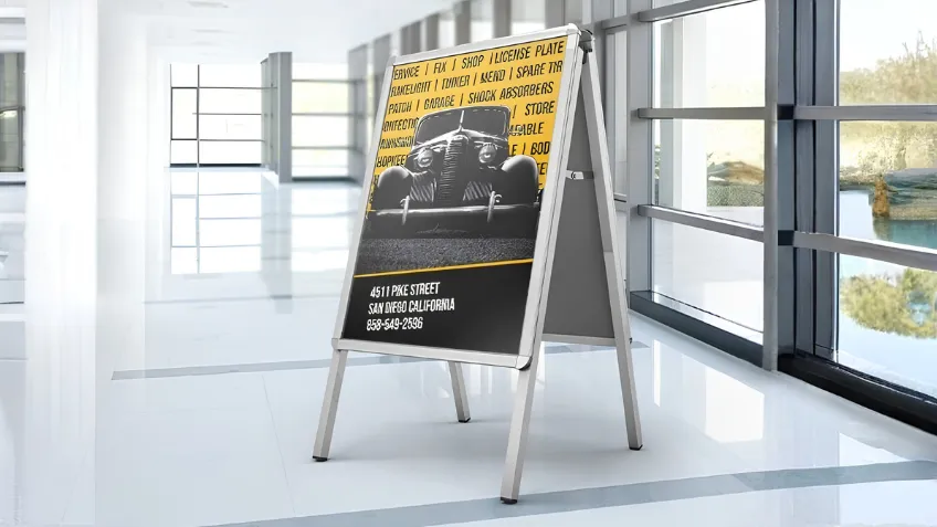 Hliníkové reklamné áčko s plagátom umiestnené v interiéri