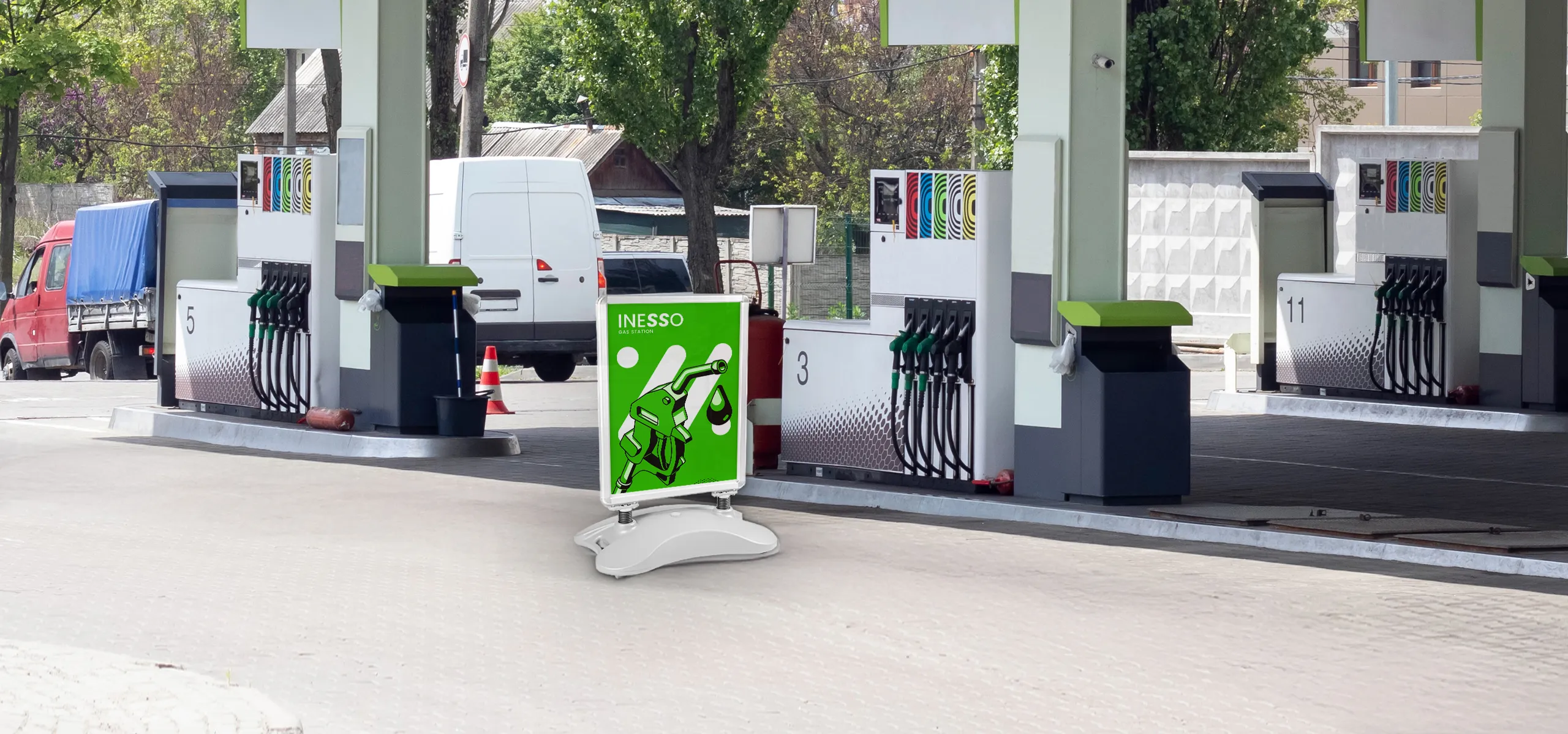 Vonkajšie reklamné áčko so zaťaženou základňou a potlačou na čerpacej stanici