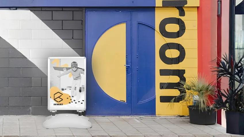 Reklamné áčko so zaťaženou základňou a potlačou pred prevádzkou