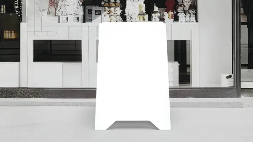 Reklamné áčko z PVC umiestnené na chodníku pred prevádzkou