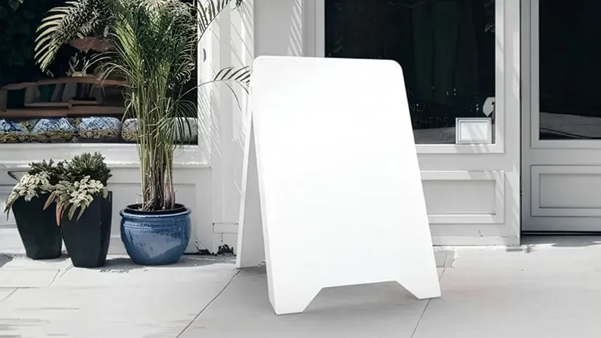 Reklamné áčko z PVC umiestnené na chodníku pred prevádzkou
