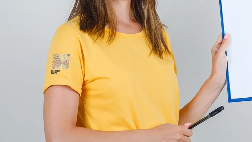 Žlté dámske tričko s farebnou potlačou na rukáve