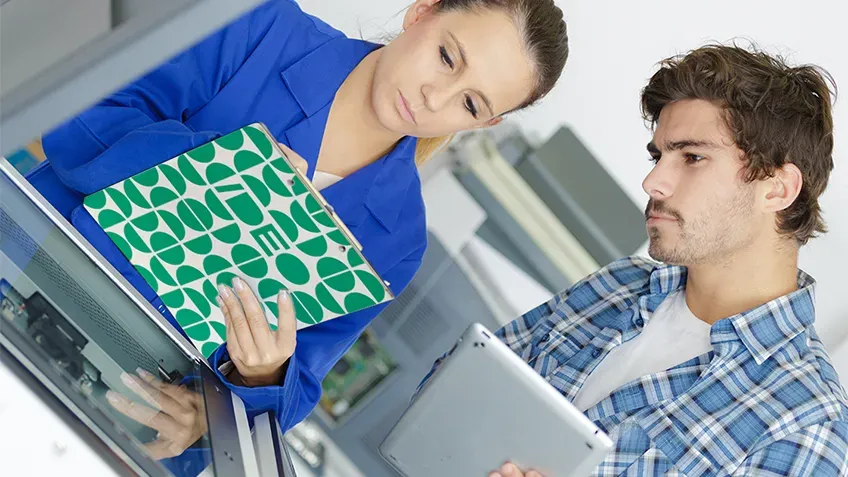 Clipboard A4 s personalizovanou potlačou používaný v kancelárii