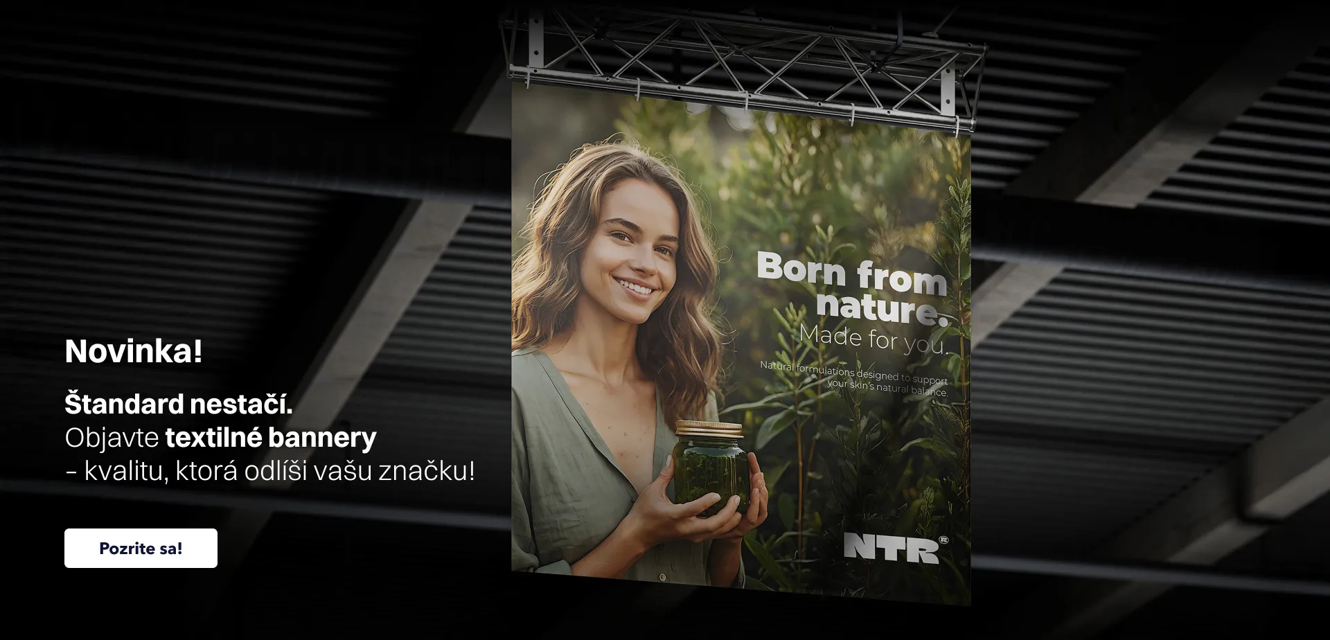 Baner na stránku propagujúci textilné bannery s textom „Novinka! Objavte textilné bannery – kvalitu, ktorá odlíši vašu značku”